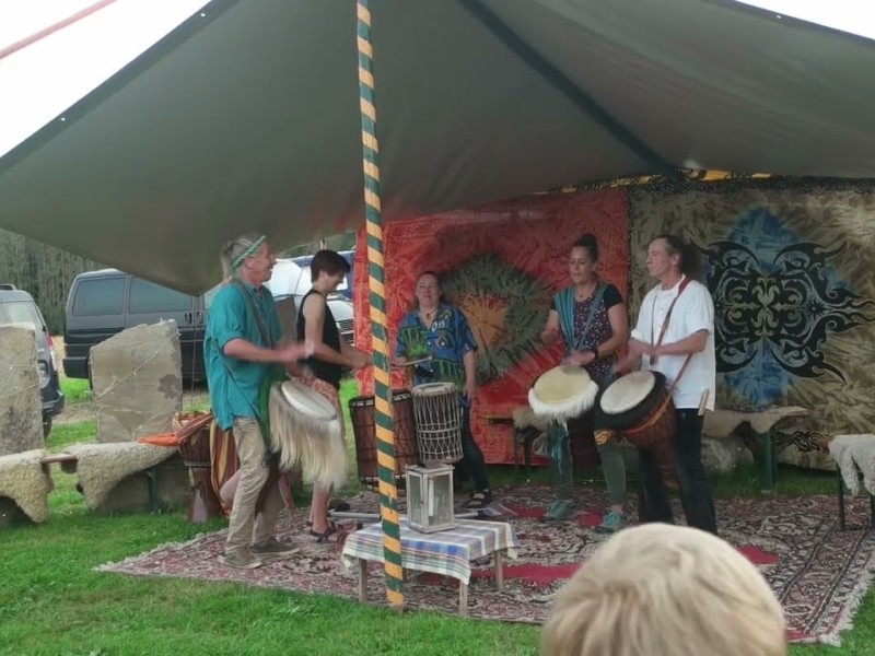 kuku von malembe am steinkreis